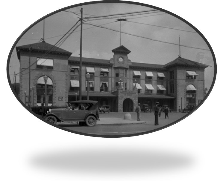 3 FACHADA PRINCIPAL.jpg Fachada principal de la Estación Colonia del Ferrocarril Nacional de México, ubicada cerca del paseo de la Reforma en la colonia San Rafael. https://luisrodriguez.mx/mirada/en-pro-de-una-ciudad-moderna-el-desmantelamiento-de-la-estacion-colonia-en-la-ciudad-de-mexico/