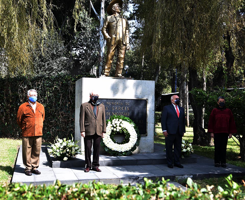 Arganis y el monumento.jpg