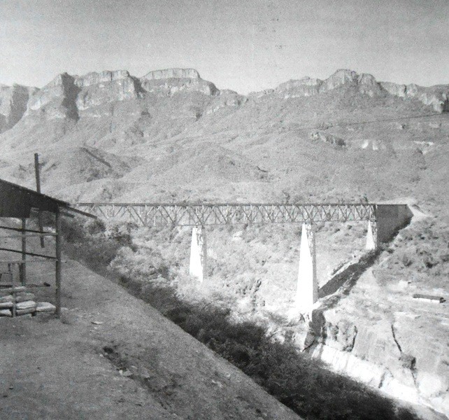 2 Uno de los 72 puentes construidos.jpg Uno de los 72 puentes construidos para la línea del Ferrocarril Chihuahua-Pacífico. Reproducción autorizada por el INAH.