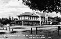 En el andén de la estación de trenes de Aguascalientes.png