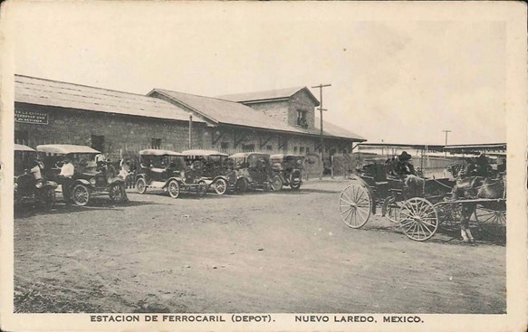 1 Al frente de la fachada de la antigua estación de piedra.jpg