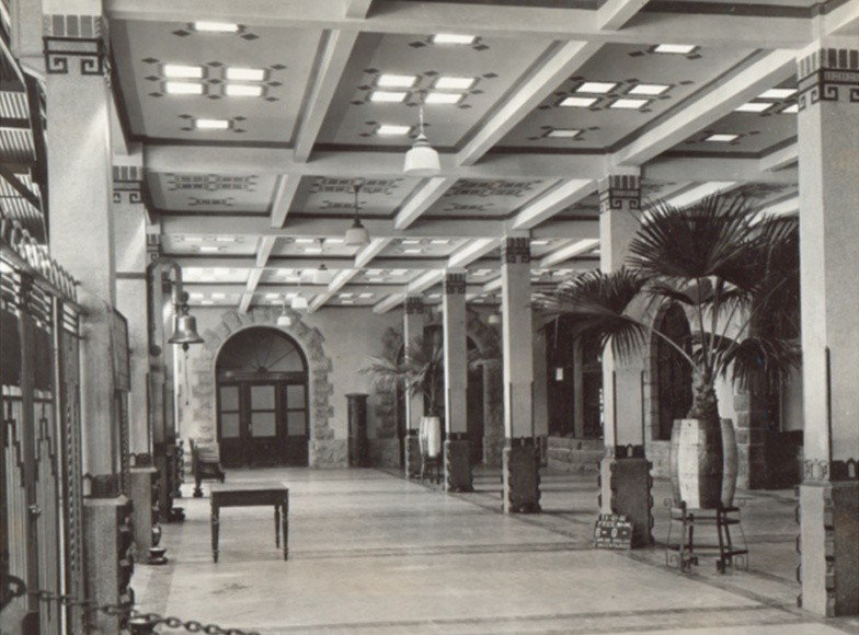Remodelado en la segunda mitad de los años veinte.jpg Remodelado en la segunda mitad de los años veinte, el vestíbulo de la Estación Colonia presentaba este nuevo aspecto con una espléndida decoración realizada en estilo art deco. Fondo Ferrocarriles Nacionales de México, Sección Comisión de Avalúo e Inventarios. Secretaría de Cultura/CNPPCF/CEDIF.