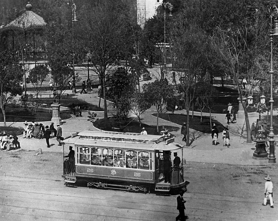 100 tranvías extras solucionaron el transporte.jpg 100 tranvías extras solucionaron el transporte de numerosos compatriotas en la capital del país durante los festejos del Centenario de la Independencia. Reproducción autorizada por el INAH.
