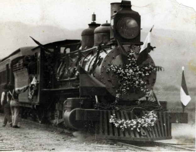 Locomotora adornada con motivos patrios.jpg Locomotora adornada con motivos patrios para festejar el primer Centenario de la Independencia Nacional. Reproducción autorizada por el INAH.
