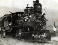 Locomotora adornada con motivos patrios.jpg