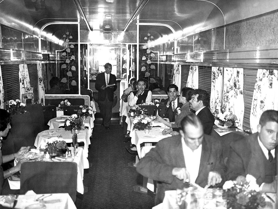 2 Comedor del tren Aguila Azteca.jpg Comedor del tren “Águila Azteca”. https://ferroexposiciones.com.mx/abordar-sabor-del-viaje/