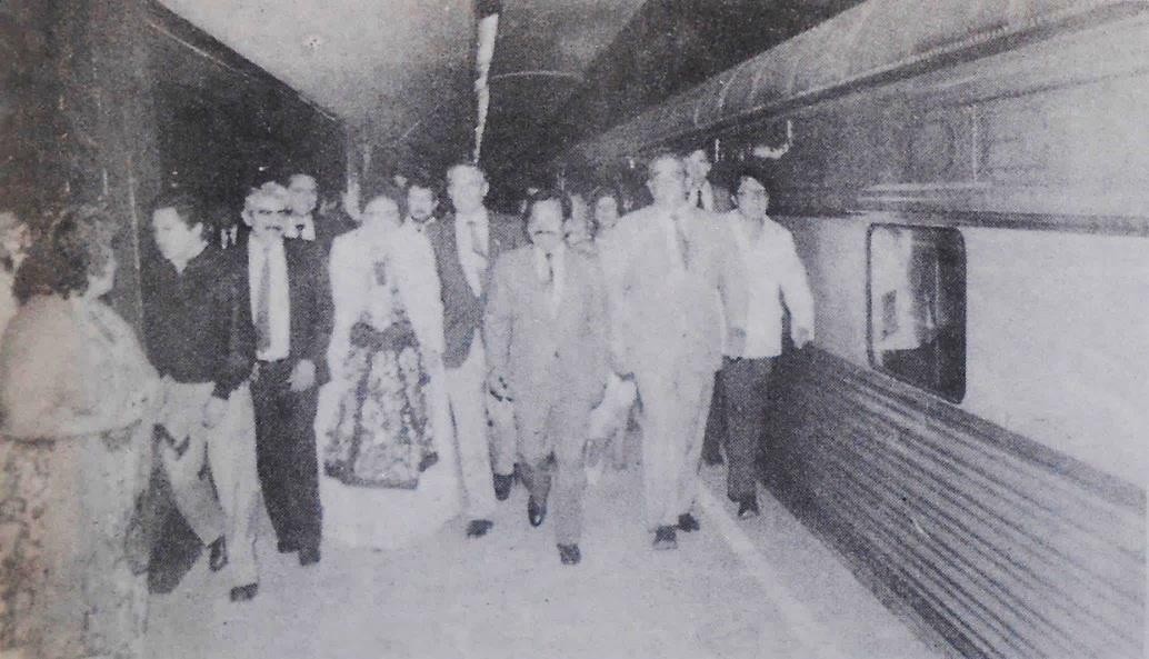 1 Previo a la inauguración del tren.jpg Previo a la inauguración del tren “El Oaxaqueño” en la terminal de Buenavista de la Ciudad de México se observan, al frente de la comitiva, al gobernador de Oaxaca, Lic. Heladio Ramírez López y al director general de Ferrocarriles Nacionales de México Lic. Andrés Caso Lombardo. El Universal 21 de diciembre de 1987.