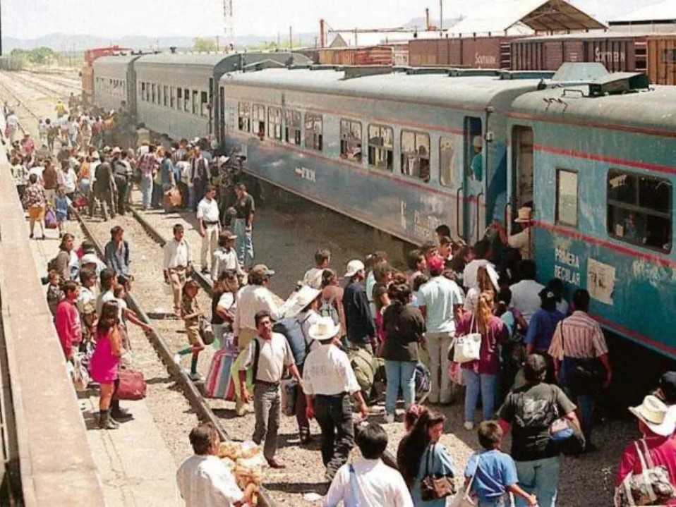 4 Pasajeros y vendedores.jpg Pasajeros y vendedores se mezclan en las estaciones donde llegaba “El Regiomontano”. https://proyectometropolitanozmg.mx/los-trenes-de-la-revolucion/