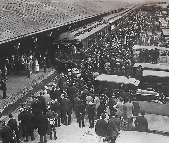 llegada del tren.jpg El Tren Olivo llegando a la Estación Colonia con los restos de doña Natalia Chacón, esposa del presidente Plutarco Elías Calles. Libro: Tren Presidencial Olivo