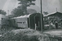 El vagón de primera clase detuvo su marcha ante la casa del jefe de la estación.jpg