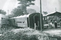 El vagón de primera clase detuvo su marcha ante la casa del jefe de la estación.jpg
