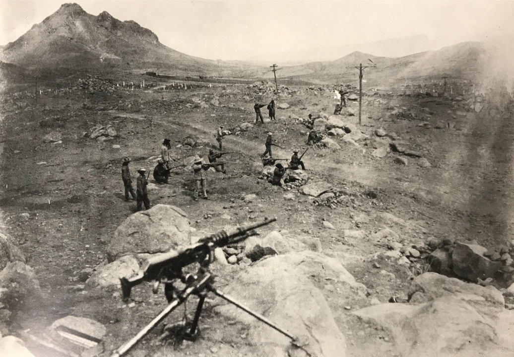 91 Además del dominio territorial.png Además del dominio territorial, el uso de las comunicaciones por telégrafo tuvo un valor estratégico para el ejército villista durante la Revolución. Fotos recuperadas del libro: Con Villa en México.