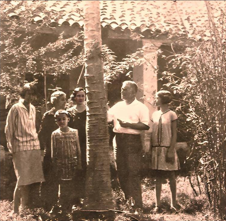 3 la familia de elena.png