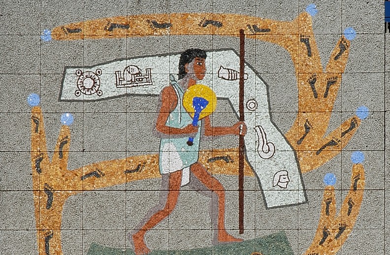 Cartero azteca-mensajero divino o que va de prisa.jpg Cartero azteca “mensajero divino o que va de prisa”, corona el mural de Los Aztecas. SCT.