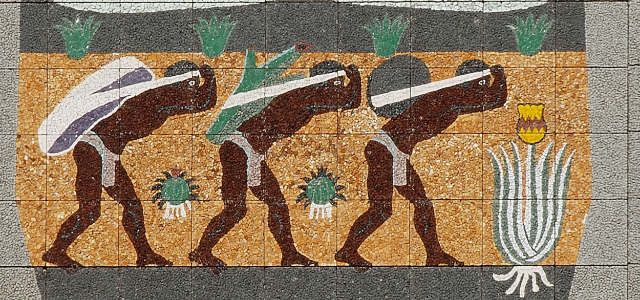 Tamemes o cargadores realizan su pesada labor.jpg