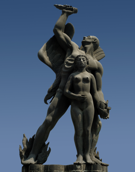 Cuauhtémoc desprovisto de plumas.png Cuauhtémoc desprovisto de plumas, tatuajes y vestiduras rituales. SCT.