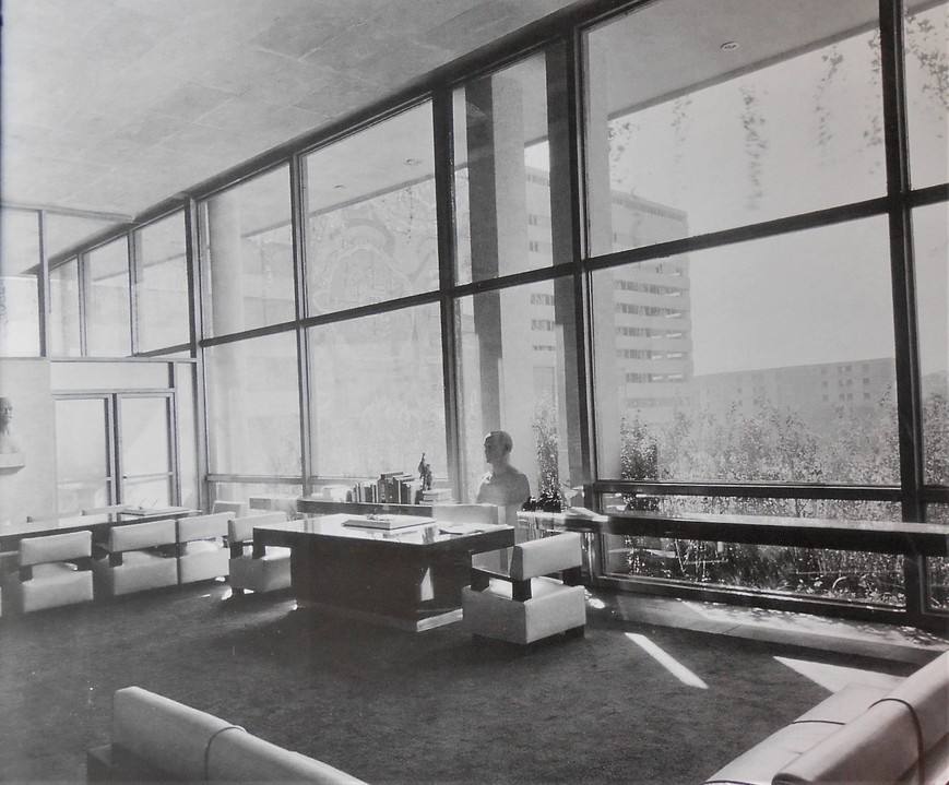 Oficina en el edificio B con dos bustos realizados por Zúñiga.jpg