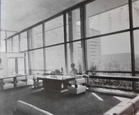 Oficina en el edificio B con dos bustos realizados por Zúñiga.jpg