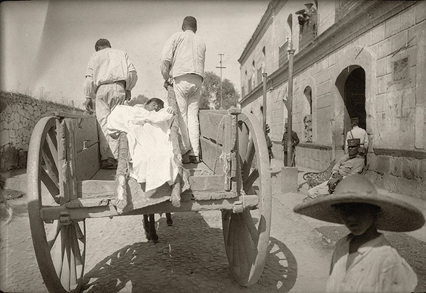 Enfermo de influenza española transportado en carreta. Reproducción autorizada por el INAH.