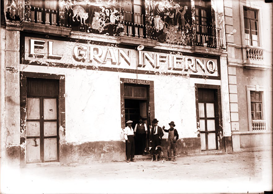 En los ayuntamientos donde se habían registrado casos de influenza española fueron cerrados todo tipo de establecimientos comerciales, como las tepacherías y pulquerías. Reproducción autorizada por el INAH.