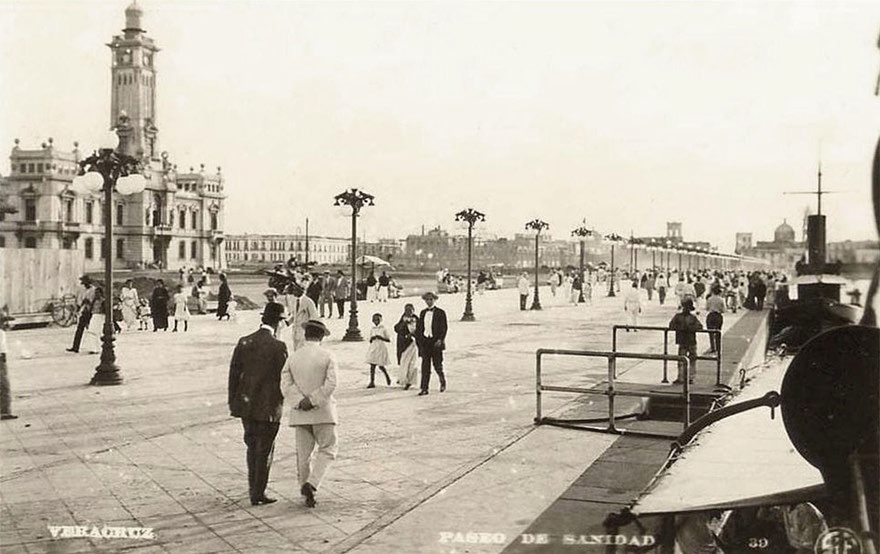En el puerto de Veracruz comenzaron también los primeros brotes de la influenza española. https://aguapasada.wordpress.com/2015/10/20/veracruz-kiosco-la-atlantida-1918-1930s/