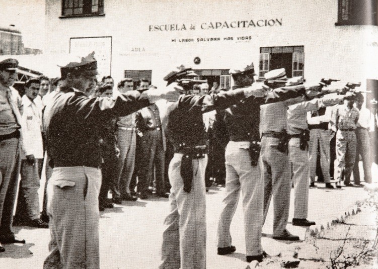 Alumnos de la Escuela de Capacitación de la PFC.jpg Alumnos de la Escuela de Capacitación de la PFC en uno de sus exámenes finales. Memorias SCT 1953-1954.