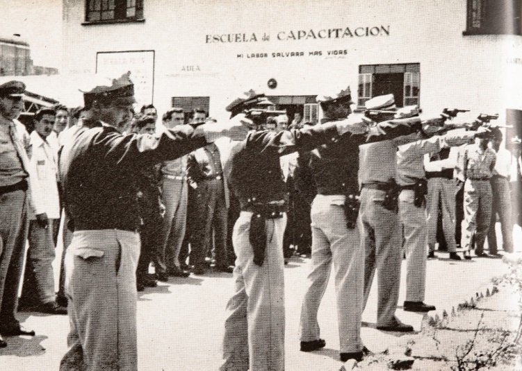 Alumnos de la Escuela de Capacitación de la PFC.jpg