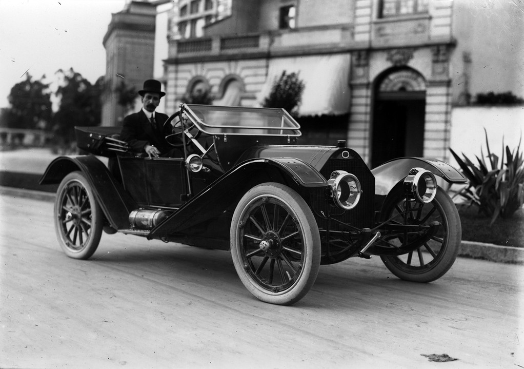 Hombre_abordo_de_su_automovil_1910.jpg Lujoso automóvil circulando por la lateral del paseo de la Reforma en 1910. Reproducción autorizada por el Instituto Nacional de Antropología e Historia.
