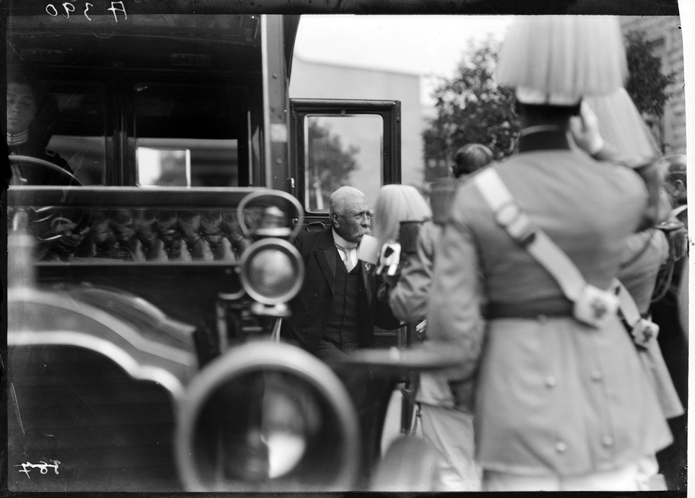 Porfirio_Diaz_desciende_de_un_automovil_1910.jpg El presidente Porfirio Díaz desciende de su automóvil importado de Francia, 1910. Reproducción Autorizada por el Instituto Nacional de Antropología e Historia.