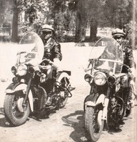 Jinetes en sus caballos de acero.jpg