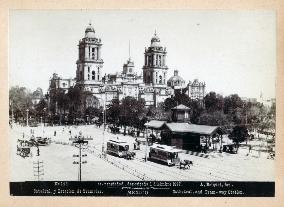 BMA Tranvías de mulitas y su estación en la plaza de la Constitución, 1897. Archivo Histórico de la Biblioteca Francisco Xavier Clavigero - Universidad Iberoamericana.