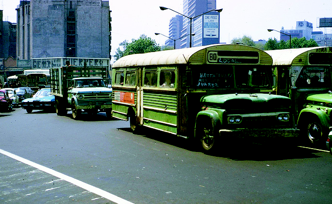 Camiones de color verde pistache y blanco.png