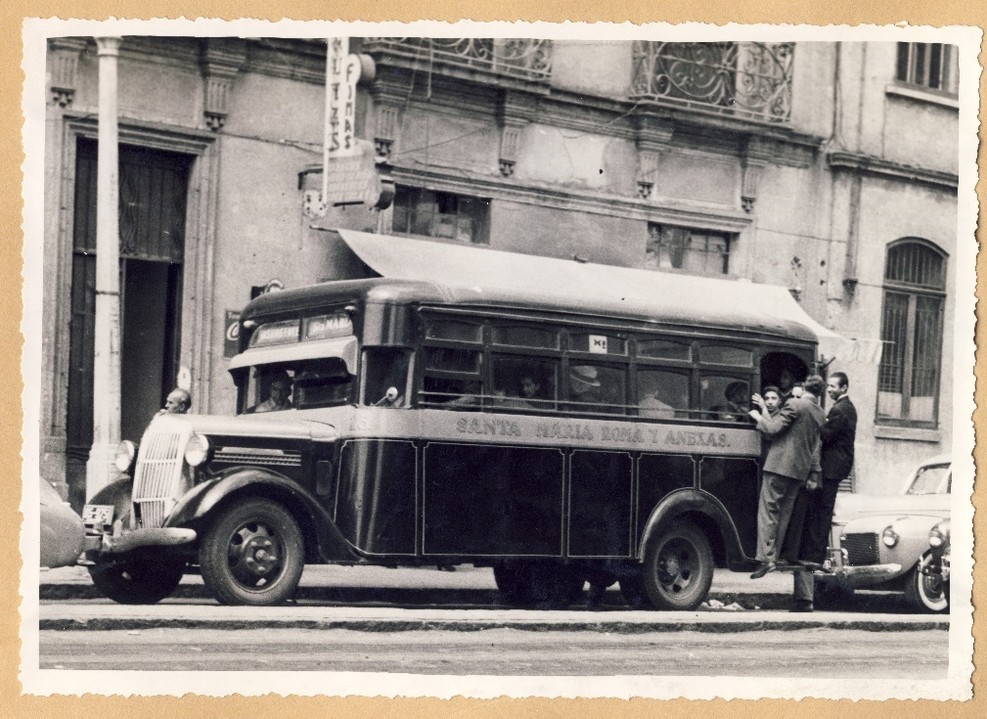 Primeros transportes de pasajeros en los años veinte y treinta.jpg Primeros transportes de pasajeros en los años veinte y treinta del siglo XX. Zubieta y Aramburu, Fernando. El transporte en la Ciudad de México, Ayer y Hoy 1922-1942 Ed. S/d 1965. Biblioteca del Museo de la Ciudad de México.