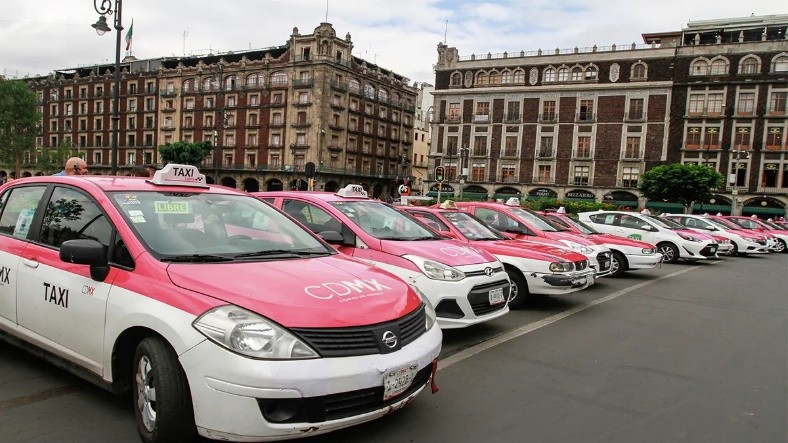 Taxis rosas con blanco.jpg Taxis rosas con blanco, colores inspirados en la defensa de los derechos de las mujeres. https://lopezdoriga.com/ciencia-tecnologia/la-app-para-aumentar-seguridad-en-taxis-de-la-ciudad-de-mexico/