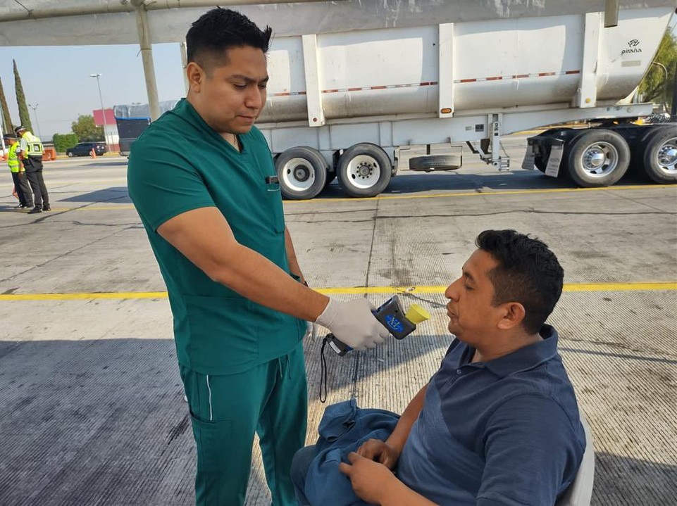 La salud y la seguridad en los caminos La salud y la seguridad en los caminos