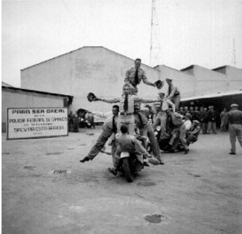 Motociclistas acróbatas.jpg Motociclistas acróbatas de la Policía Federal de Caminos ejecutando una de sus suertes. Reproducción autorizada por el INAH.