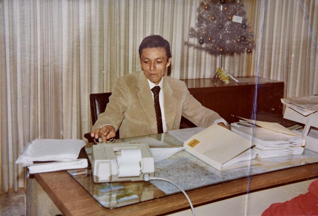 5.JPG Un joven Filiberto trabajando duro en su oficina.