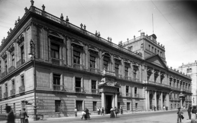 El majestuoso palacio de Minería.jpg